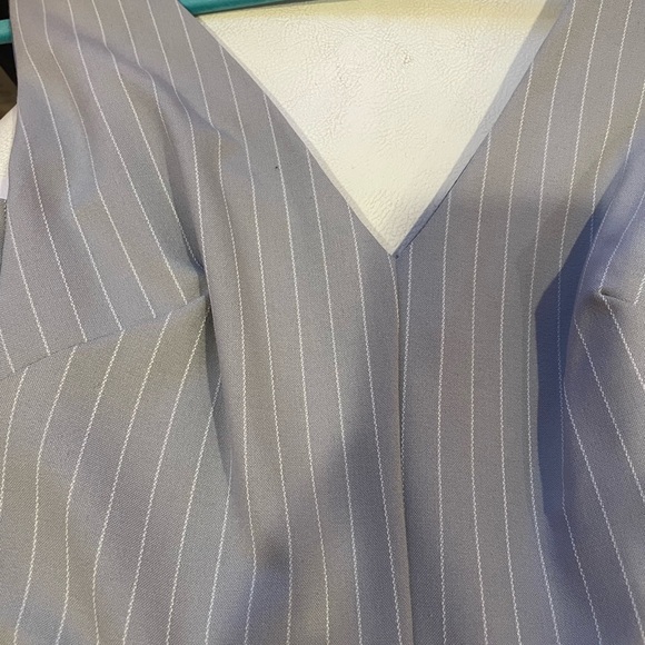 Bebe mitered light grey pinstripe side cutout flare leg jumpsuit sz 2 - Picture 15 of 15